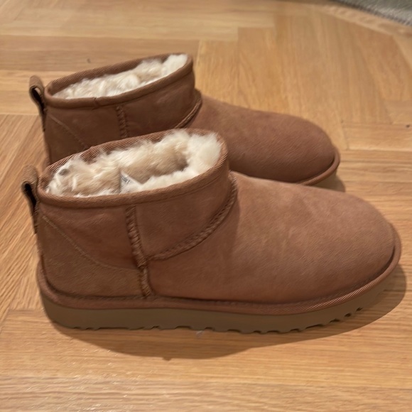 *SOLD on another platform* BNIB UGG Classic Ultra Mini - Picture 1 of 6